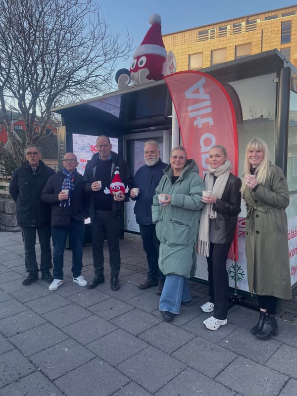 Hilmar Kristensson, verkefnastjóri Álfasölu, Stefán Pálsson, markaðsstjóri SÁÁ, Jóhannes S Rúnarsson, framkvæmdastjóri Strætó, Hörður Oddfríðarson, verkefnastjóri SÁÁ, Anna Hildur Guðmundsdóttir, formaður SÁÁ, Ásgerður Erla Haraldsdóttir, starfsmaður SÁÁ og Herdís Steinarsdóttir frá Strætó.