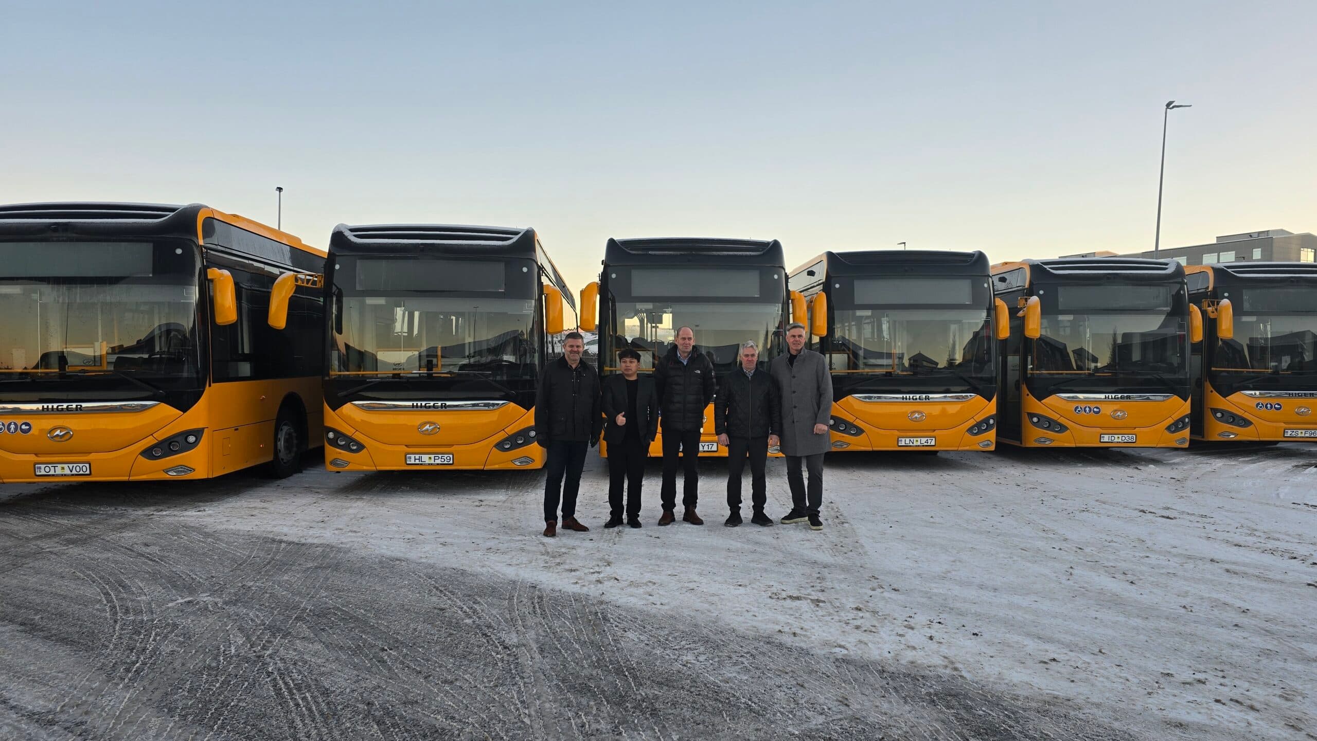 Frá vinstri: Björn Ragnarsson, forstjóri Icelandia og Almenningsvagna Kynnisferða, Eric Zhang frá Higer, Jóhannes Svavar Rúnarsson, framkvæmdastjóri Strætó, Ingvar Hjaltalín, sviðsstjóri rekstrarsviðs Strætó og Hjörvar Sæberg Högnason, framkvæmdastjóri Hagvagna