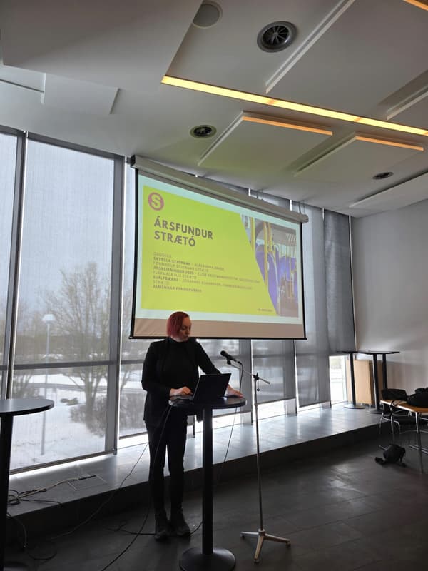Alexandra Briem, stjórnarformaður Strætó, fer yfir skýrslu stjórnar